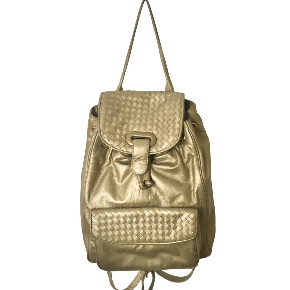 VTG ASPECTS Faux Leather Bucket Bag Backpack in Metallic Gold